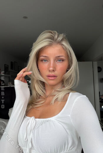 Elena Zoe