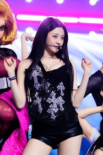 Huh Yunjin 허윤진