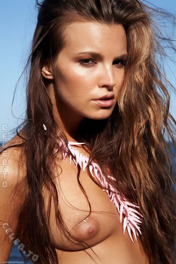 Suzie Carina