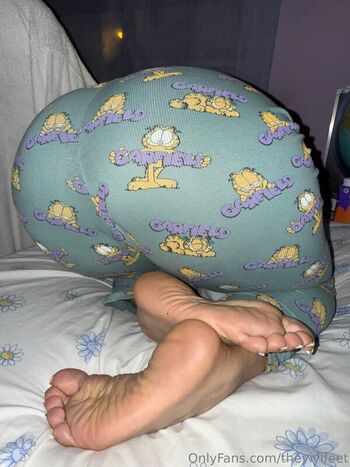 Yiyi Feet